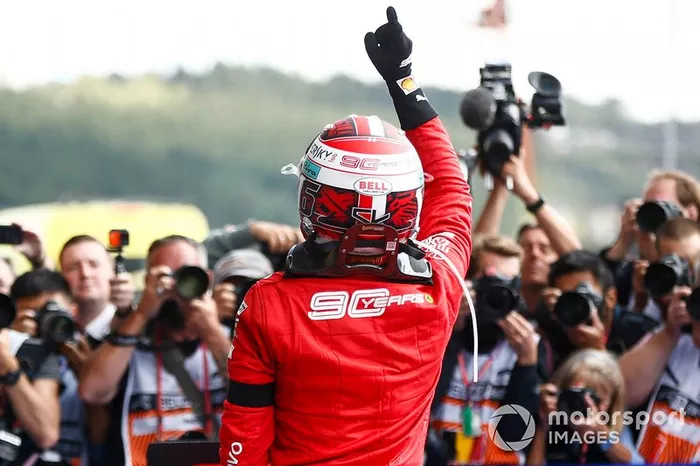 Charles Leclerc, Ferrari, celebra la victoria en parc ferme