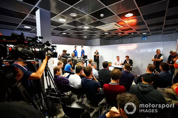 Zak Brown, Director Ejecutivo, McLaren, y Toto Wolff, Director Ejecutivo (Negocios), Mercedes AMG