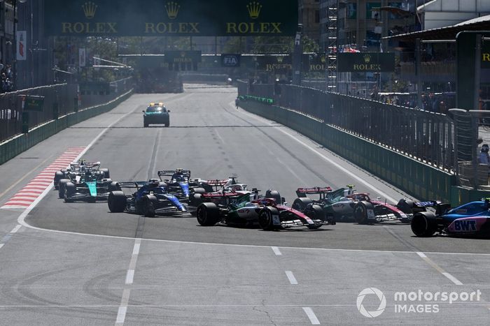 Arrancada Esteban Ocon, Alpine A522, Zhou Guanyu, Alfa Romeo C42, Valtteri Bottas, Alfa Romeo C42 en la primera curva