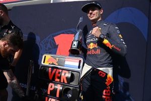 Max Verstappen, Red Bull Racing, 1st position, celebrates with his team