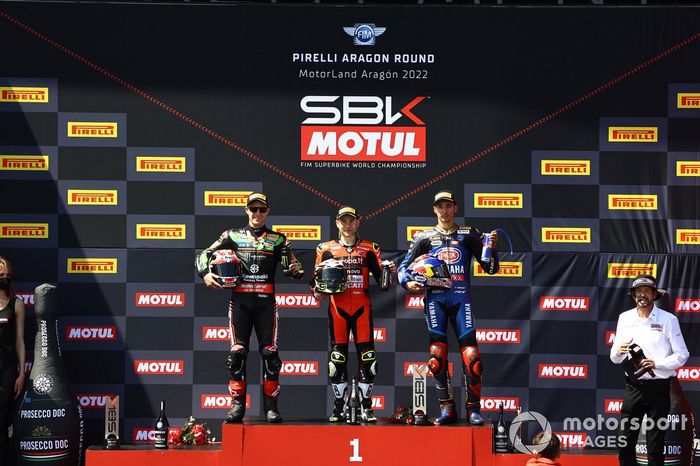 Podio: segundo lugar Jonathan Rea, Kawasaki Racing Team WSBK, ganador Álvaro Bautista, Aruba.it Racing Ducati, tercer lugar Toprak Razgatlioglu, Pata Yamaha WorldSBK