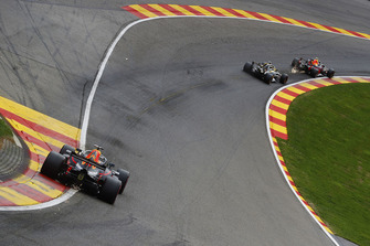 Max Verstappen, Red Bull Racing RB14, leads Nico Hulkenberg, Renault Sport F1 Team R.S. 18, and Daniel Ricciardo, Red Bull Racing RB14