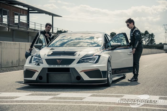 Andrea Dovizioso y Jorge Lorenzo, pilotos de MotoGP de Ducati Corse y embajadores de CUPRA, prueban el coche de competición de la marca