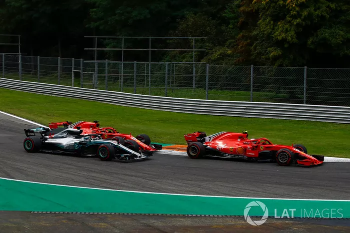 Kollision: Sebastian Vettel, Ferrari SF71H. Lewis Hamilton, Mercedes AMG F1 W09