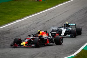 Max Verstappen, Red Bull Racing RB14, devant Valtteri Bottas, Mercedes AMG F1 W09