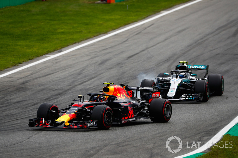 Max Verstappen, Red Bull Racing RB14, y Valtteri Bottas, Mercedes AMG F1 W09