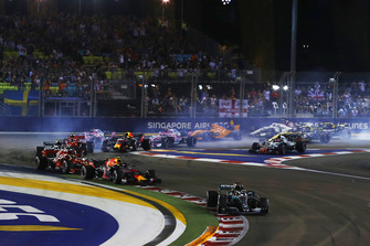 Lewis Hamilton, Mercedes AMG F1 W09 EQ Power+ leads Max Verstappen, Red Bull Racing RB14 and Sebastian Vettel, Ferrari SF71H
