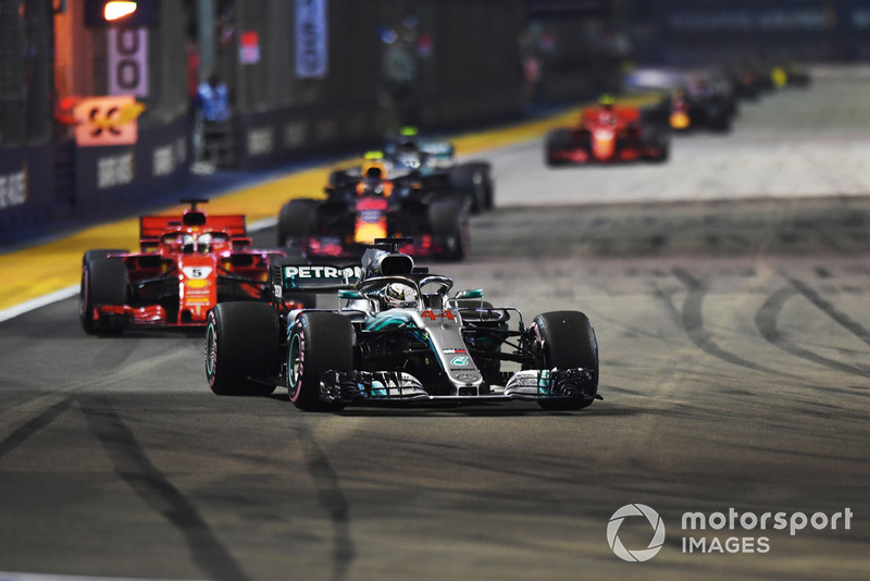 Lewis Hamilton, Mercedes AMG F1 W09 EQ Power+ precede Sebastian Vettel, Ferrari SF71H