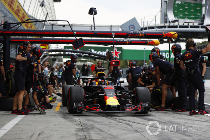 Daniel Ricciardo, Red Bull Racing RB14, in the pits during practice