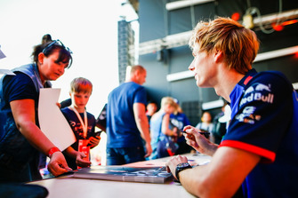 Brendon Hartley, Scuderia Toro Rosso, imza dağıtıyor