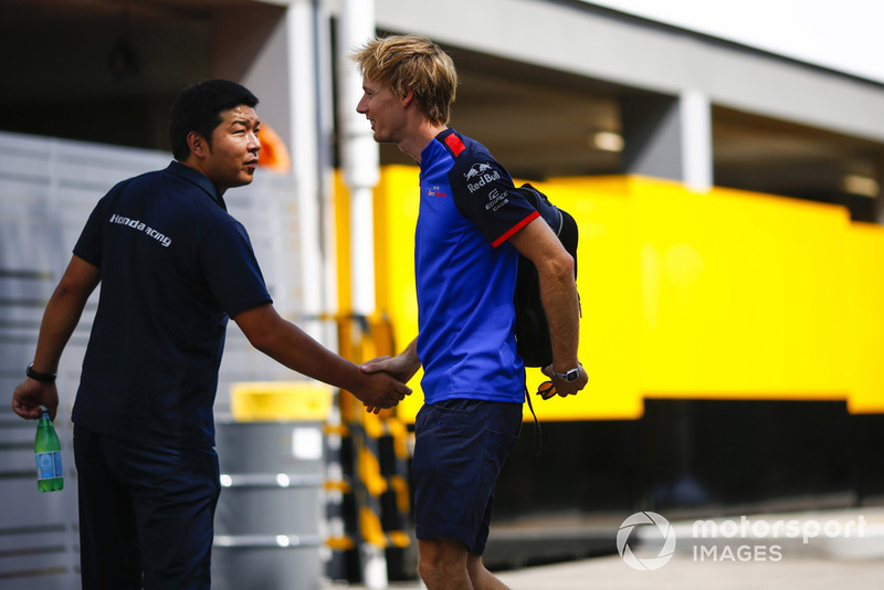 Brendon Hartley, Toro Rosso, salue un collègue