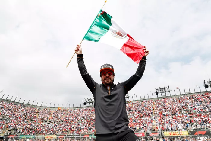 Fernando Alonso, McLaren, celebra con una bandera mexicana antes de la carrera