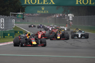 Max Verstappen, Red Bull Racing RB14 aan de leiding bij de start