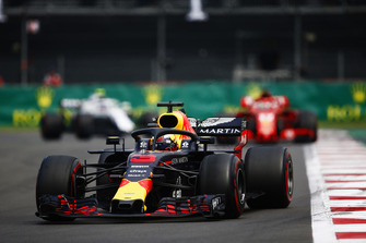 Даніель Ріккардо, Red Bull Racing RB14, попереду Себастьяна Феттеля, Ferrari SF71H