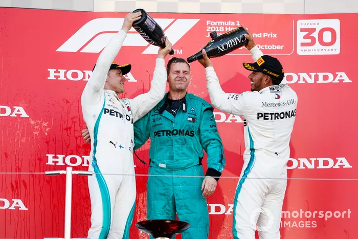 Lewis Hamilton, Mercedes AMG F1,y Valtteri Bottas, Mercedes AMG F1, celebran con su compañero de Mercedes
