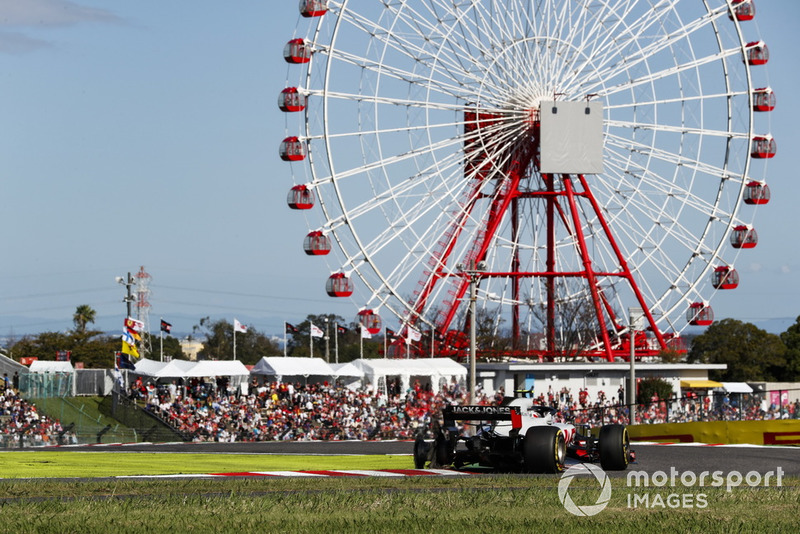 Kevin Magnussen, Haas F1 Team VF-18, rear tyre burst after connecting with Charles Leclerc, Sauber C37