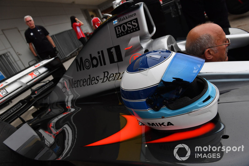 McLaren MP4-13 ve Mika Hakkinen'in kaskı