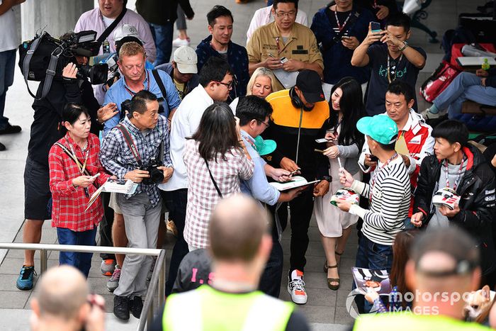 Lewis Hamilton, Mercedes AMG F1 Firma autografos para los aficionados.