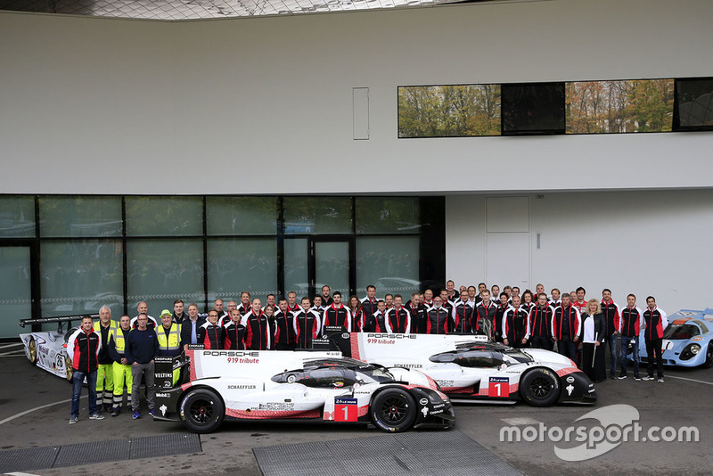 Gruppenfoto mit dem Porsche 919 Hybrid Evo
