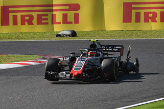 Kevin Magnussen, Haas F1 Team VF-18 with puncture