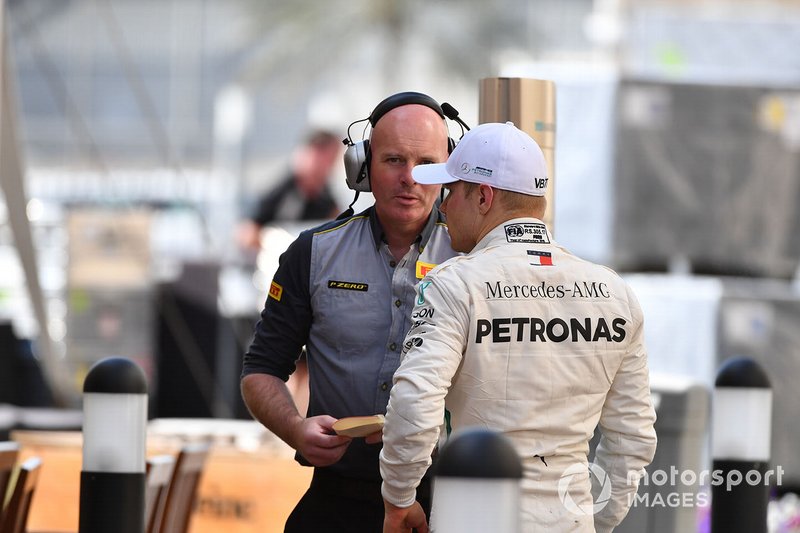 Valtteri Bottas, Mercedes AMG F1 y un ingeniero de Pirelli