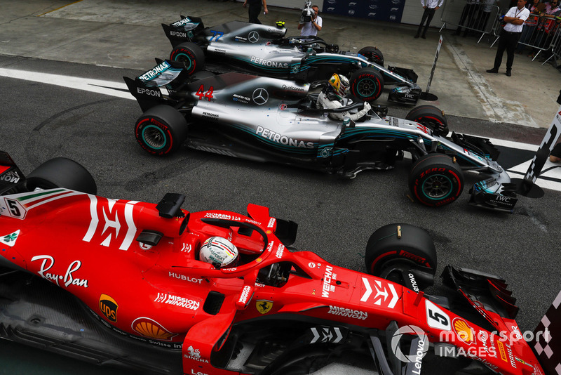 Lewis Hamilton, Mercedes AMG F1, celebra su pole position y Valtteri Bottas, Mercedes AMG F1 W09. y Sebastian Vettel, Ferrari SF71H.