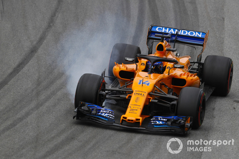 Fernando Alonso, McLaren MCL33, bloque une roue