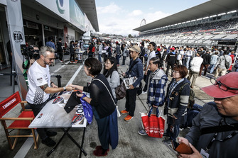 Sessione di autografi: Tiago Monteiro, Boutsen Ginion Racing Honda Civic Type R TCR