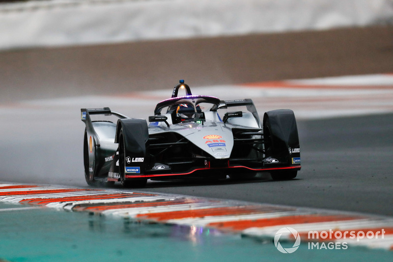 Sébastien Buemi, Nissan e.Dams, Nissan IMO1 con las nuevas luces LED azules del Halo, en modo hiperboost