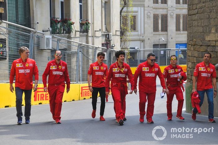 Charles Leclerc, Ferrari, recorre la pista con sus ingenieros