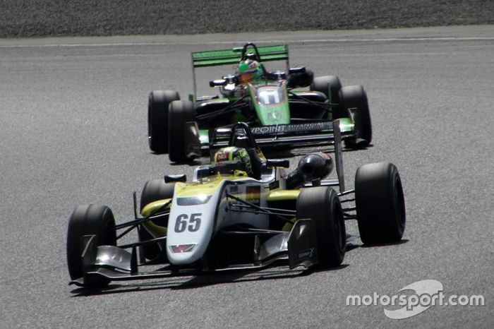 Enaam Ahmed（B-Max Racing with motopark), seguido de Sacha Fenestraz B-Max Racing with motopark)