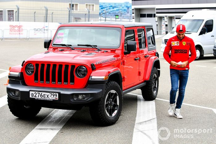 Carlos Sainz Jr., Ferrari, llega al circuito