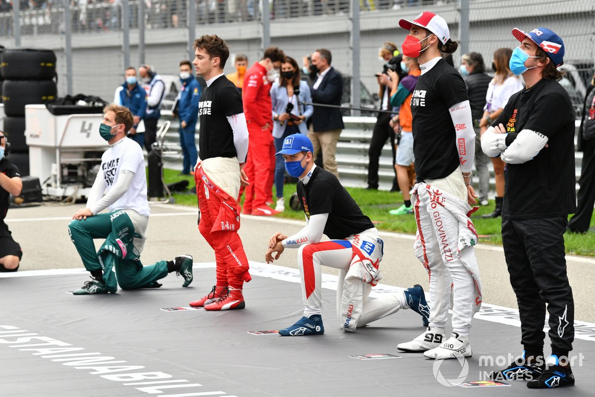 Sebastian Vettel, de Aston Martin, Charles Leclerc, de Ferrari, Mick Schumacher, de Haas F1, Antonio Giovinazzi, de Alfa Romeo Racing, y Fernando Alonso, de Alpine F1, se ponen de pie y se arrodillan en apoyo de la campaña End Racism antes de la salida