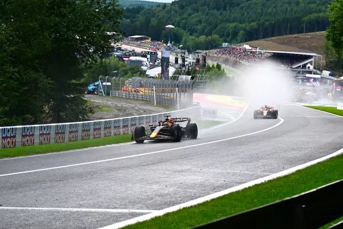 Max Verstappen, Red Bull Racing RB19, Oscar Piastri, McLaren MCL60