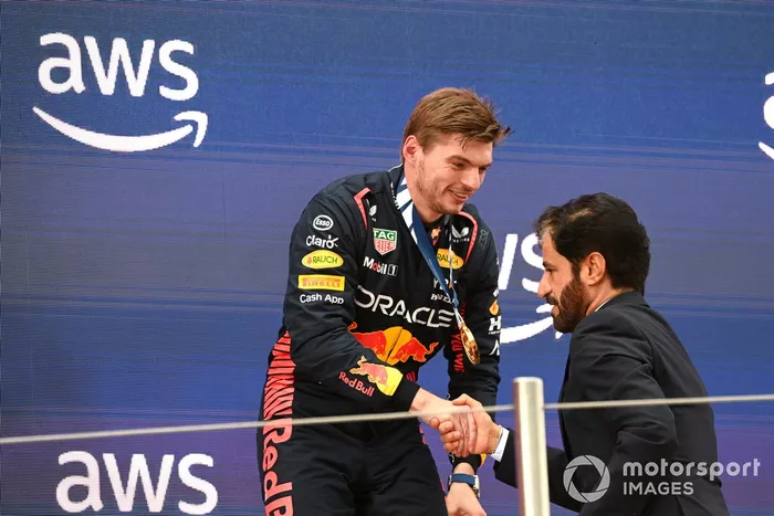 Max Verstappen, Red Bull Racing, 1ª posición, recibe su medalla de la FIA de manos de Mohammed bin Sulayem, Presidente de la FIA.