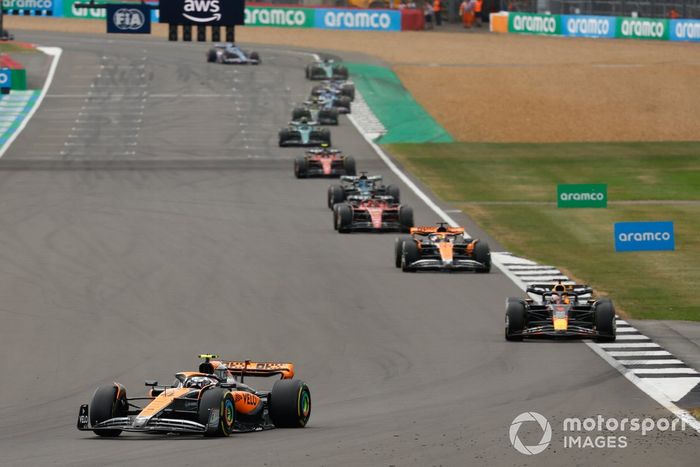 Lando Norris, McLaren MCL60, Max Verstappen, Red Bull Racing RB19, Oscar Piastri, McLaren MCL60