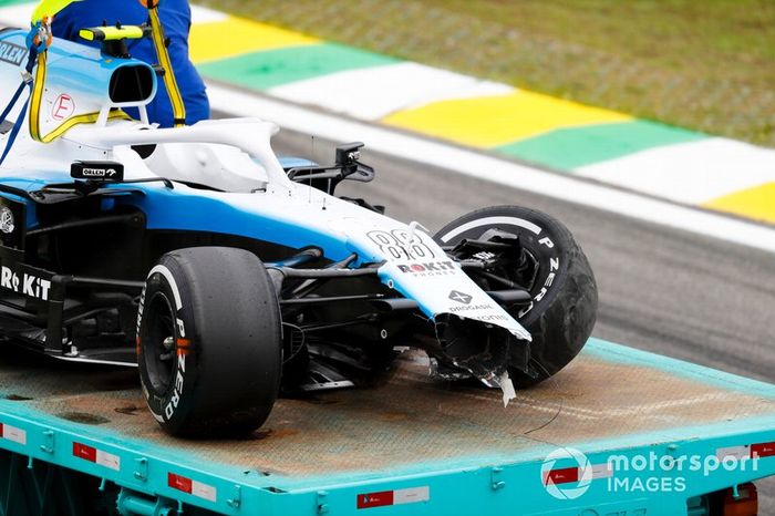 Coche de Robert Kubica, Williams FW42 siendo recuperado en una grúa