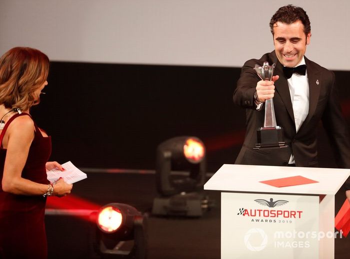 Dario Franchitti en el escenario para entregar el premio al mejor piloto de competición británico del año