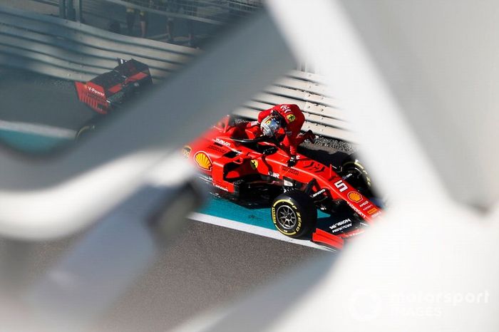 Sebastian Vettel, Ferrari SF90, sale del coche tras pararse en los libres