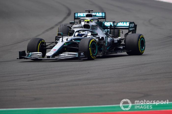 Valtteri Bottas, Mercedes AMG W10, y Lewis Hamilton, Mercedes AMG F1 W10