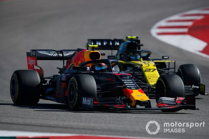 Alex Albon, Red Bull Racing RB15, precede Nico Hulkenberg, Renault F1 Team R.S. 19