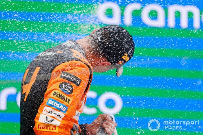 Lando Norris, McLaren F1 Team, 2ª posición, rocía Champán en el podio