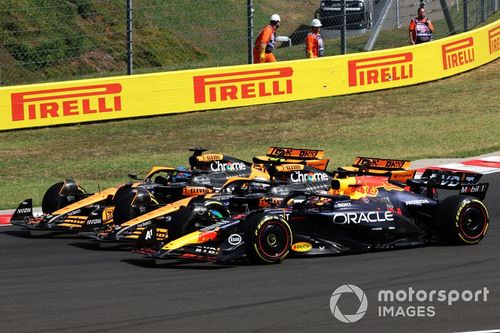 Max Verstappen, Red Bull Racing RB20, Lando Norris, McLaren MCL38, Oscar Piastri, McLaren MCL38, salen tres en la primera curva.