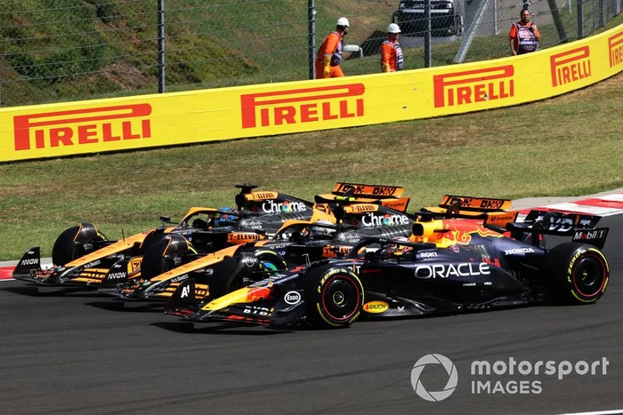 Max Verstappen, Red Bull Racing RB20, Lando Norris, McLaren MCL38, Oscar Piastri, McLaren MCL38, salen tres en la primera curva.