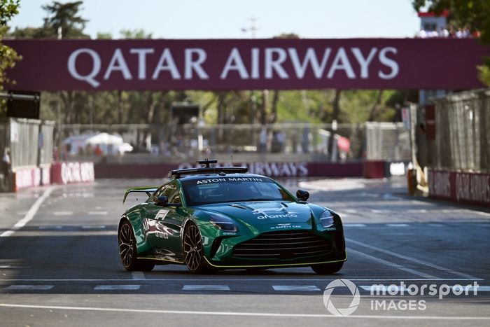 El coche de seguridad en pista