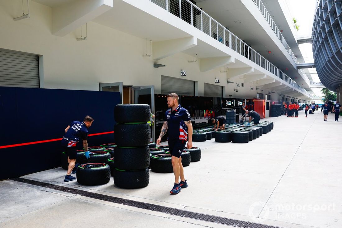 Miembros del equipo Red Bull Racing clasifican neumáticos Pirelli en el Paddock
