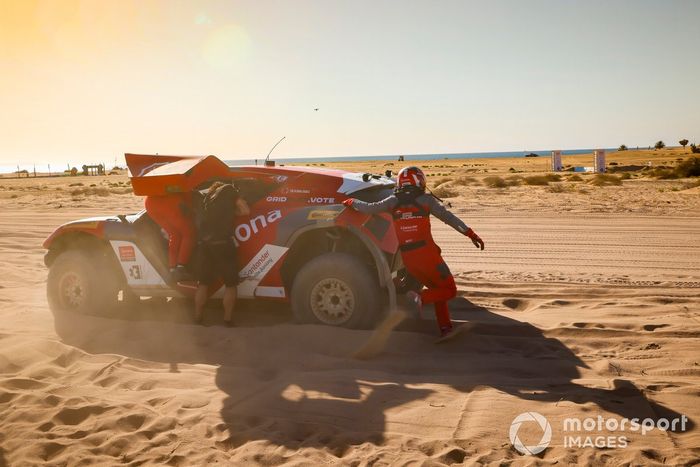 Laia Sanz, Mattias Ekstrom, Acciona | Sainz XE Team, in the switch zone