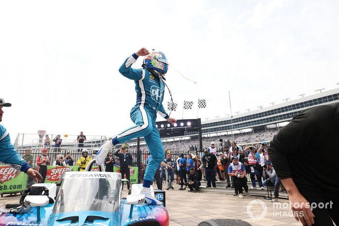 Josef Newgarden, Chevrolet del equipo Penske, celebra en el Victory Lane