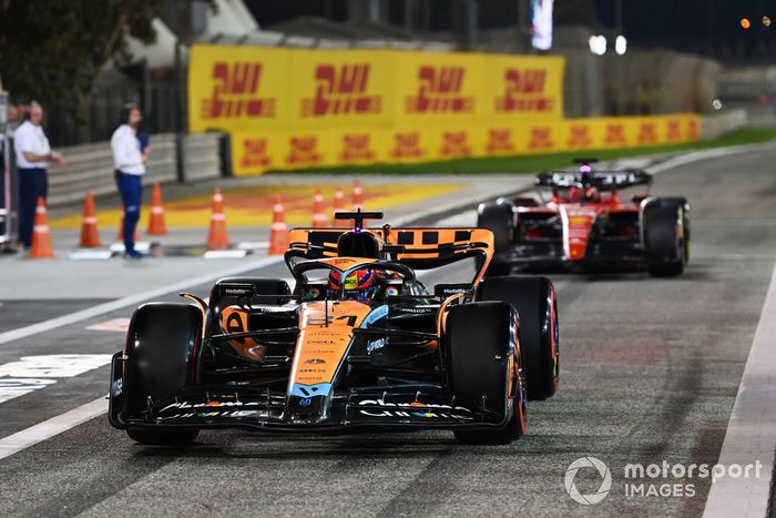 Oscar Piastri, McLaren MCL60, Charles Leclerc, Ferrari SF-23, en boxes