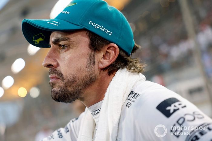 Fernando Alonso, Aston Martin F1 Team, en la parrilla de salida